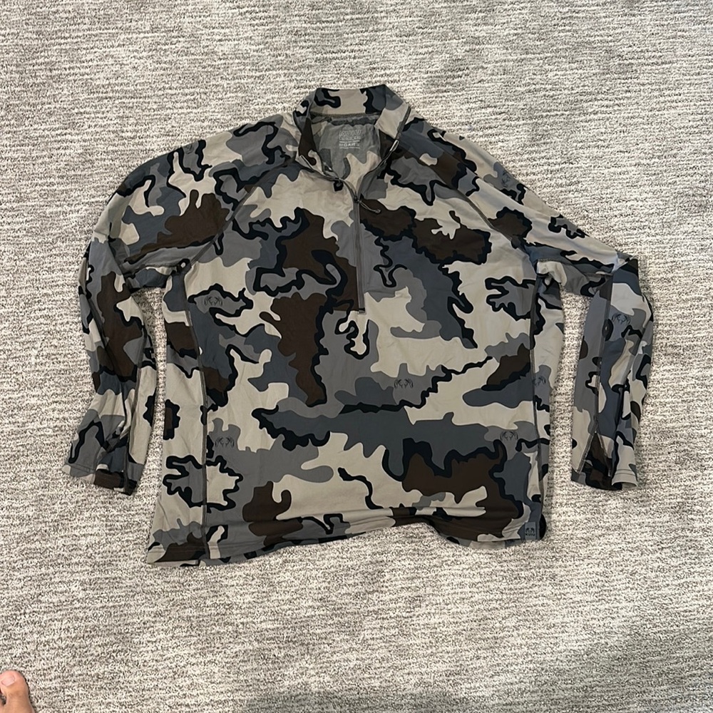 KUIU Peloton 118 1/4 zip in Vias.